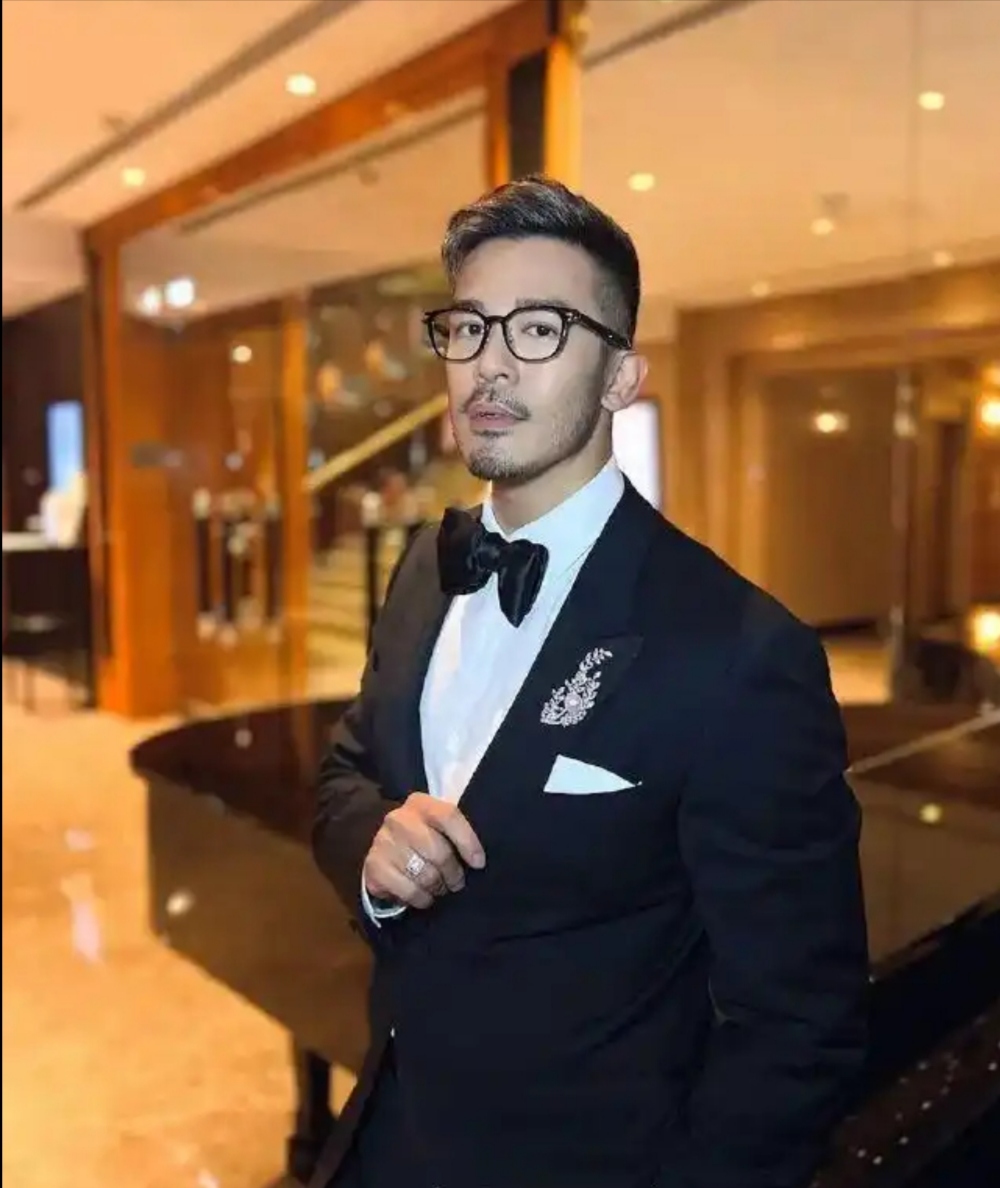 有人用叫车软件发现司机是前tvb艺人沈震轩,他曾参演《使徒行者》,并