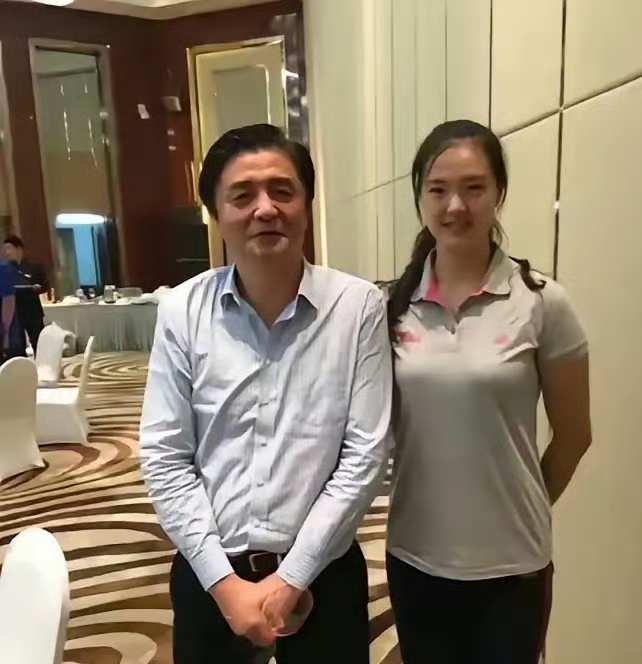 汪嘉伟当年在国家男排时,有一个队友叫张友生,身高1米96,打主攻位置