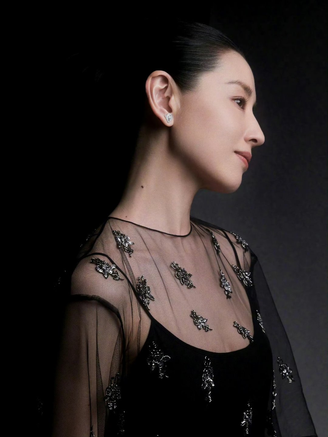 董洁的整个头骨也太好看了!贴头皮又大光明就是好骨相的极致炫耀