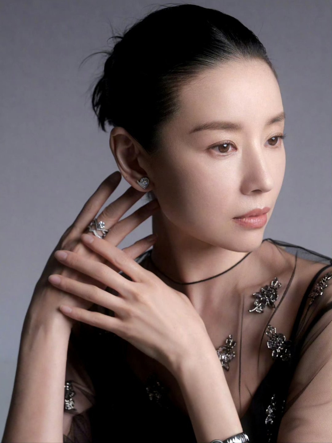 董洁的整个头骨也太好看了!贴头皮又大光明就是好骨相的极致炫耀