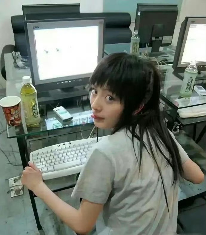 2007年,在网吧上网的杨幂 ,怎么也想不到会有今天的成绩吧