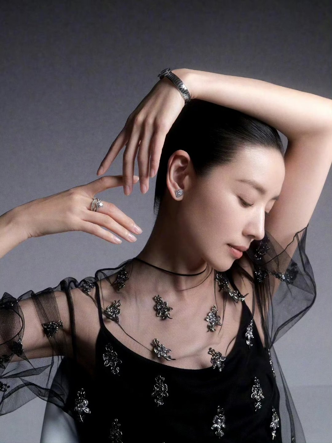 董洁的整个头骨也太好看了!贴头皮又大光明就是好骨相的极致炫耀