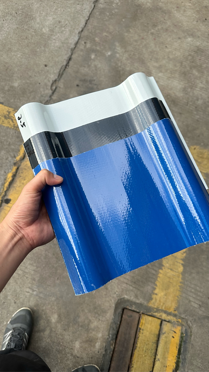 今天给客户寄出三块frp胶衣防腐瓦样板:瓷白 炭黑 海蓝 您觉得哪款