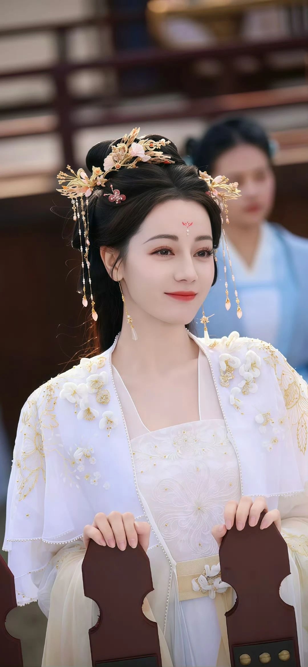 "迪丽热巴身穿古装, 温婉典雅, 仿佛从古画中走出的美人