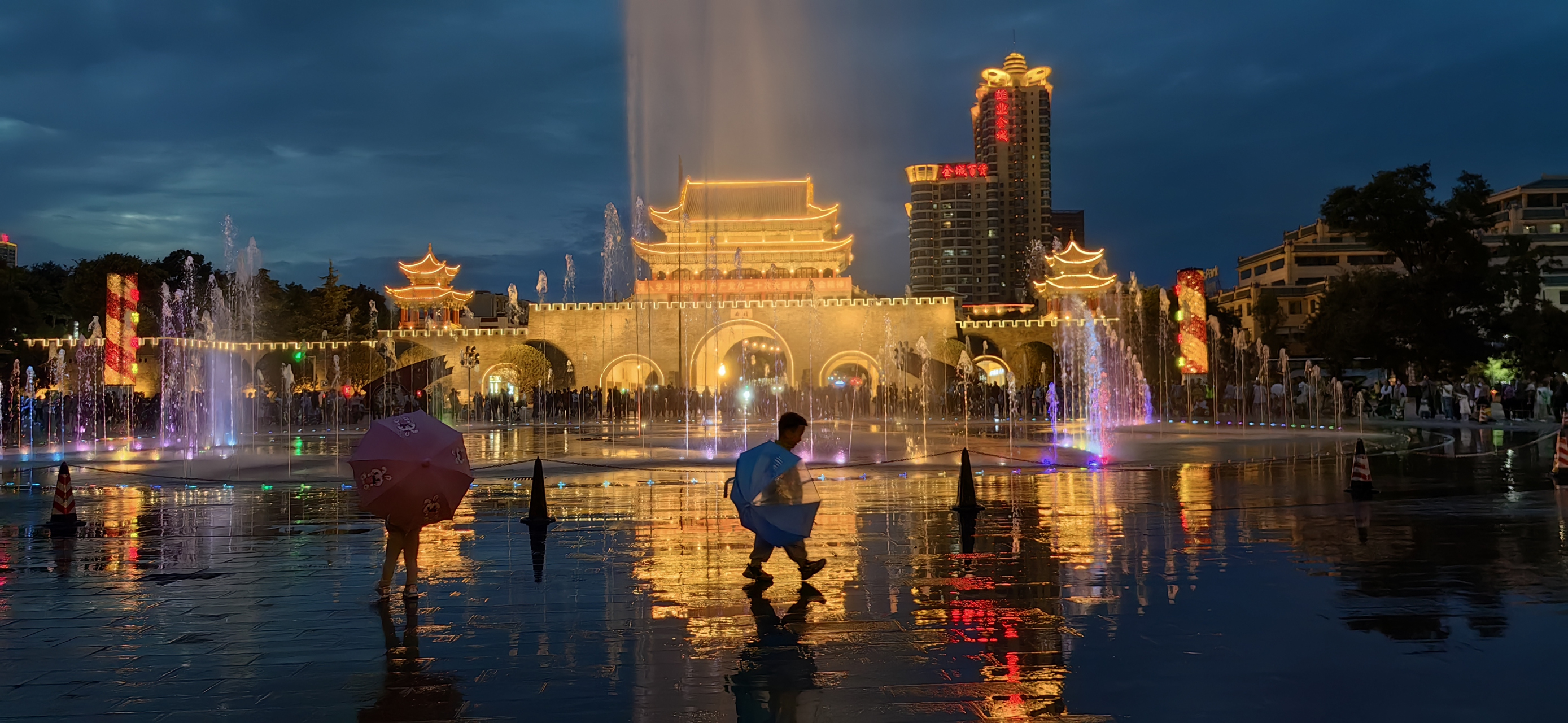 旅行摄影# 曲靖南城门广场夜色美