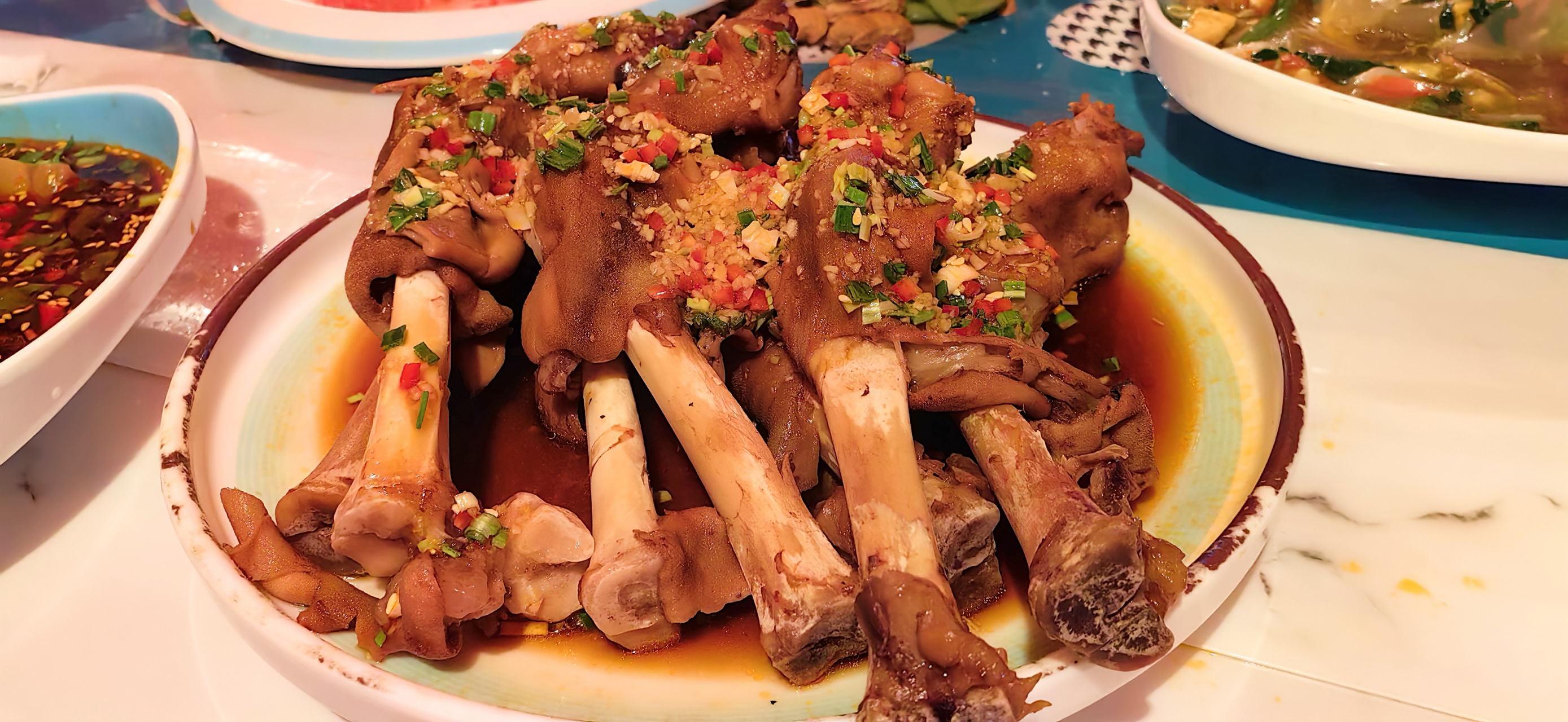 心动的美食# 中卫夜市品美食,羊蹄羊肉串做的不错.