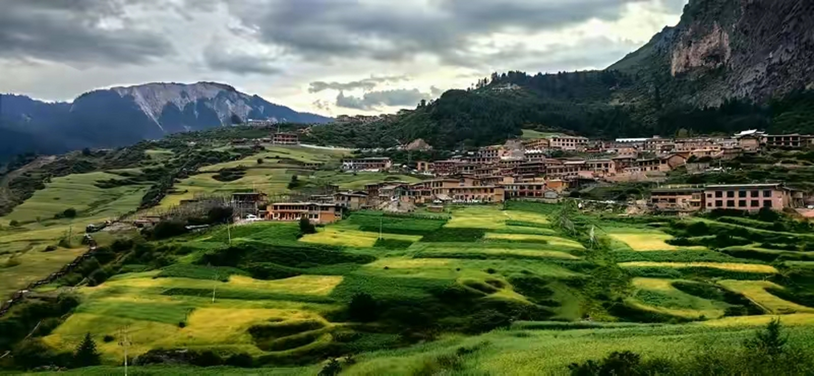 旅行# 甘肃省甘南藏族自治州迭部县有一座古城,名叫扎尕那,藏语意 ""