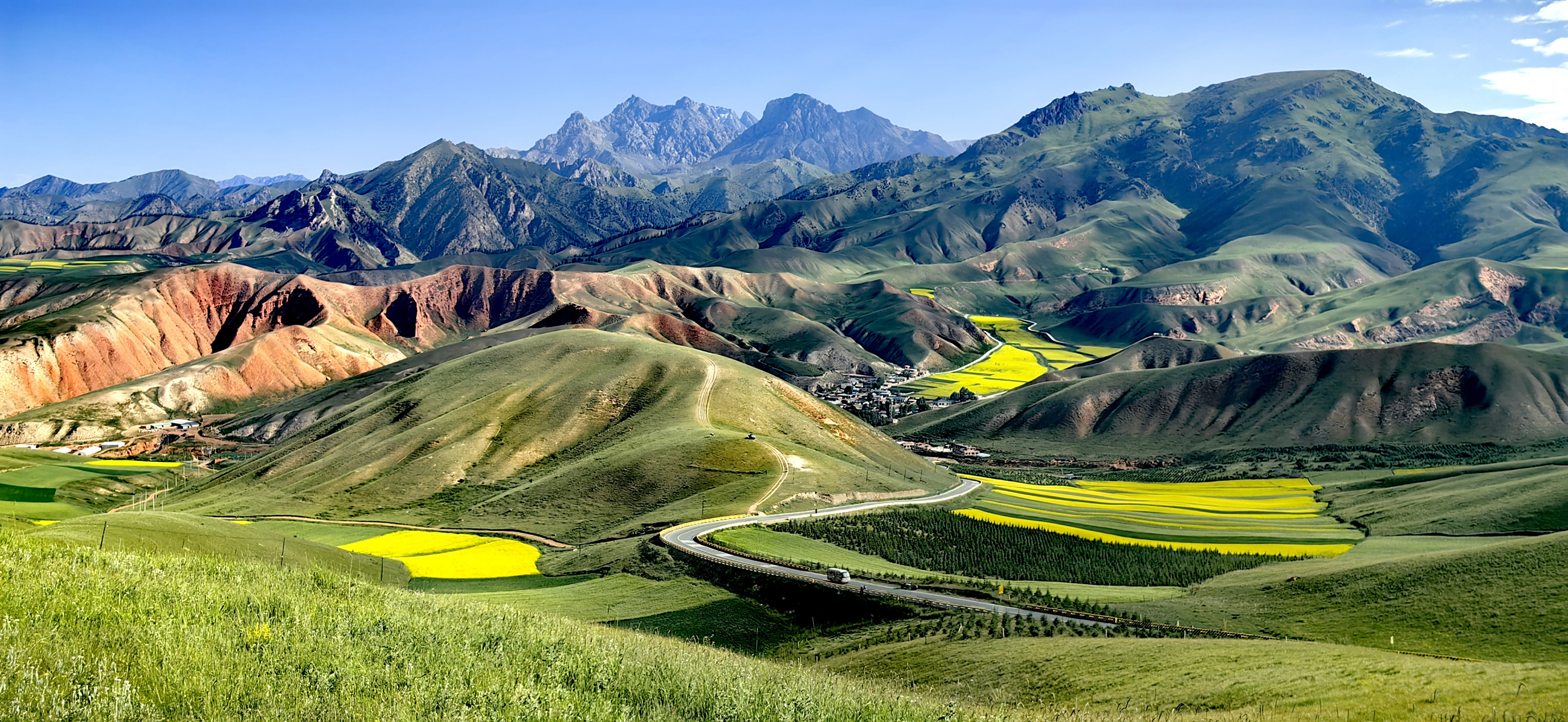 青海省祁连县八宝镇卓尔山风景如仙境,景区最高海拔3100米,是祁连之旅