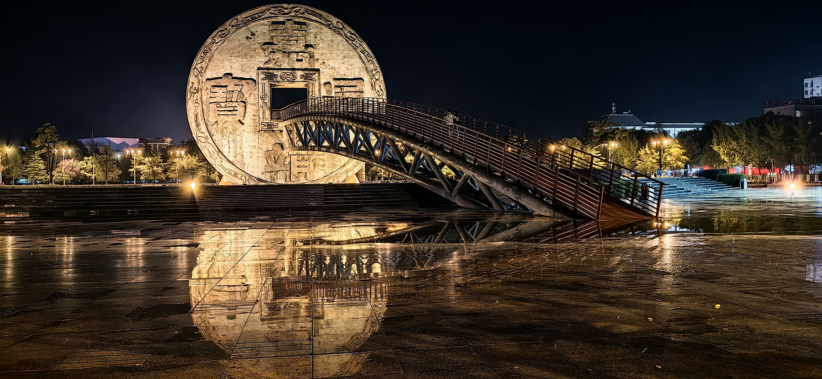 旅行摄影# 会泽铜钱广场,做生意打麻将的人到此勿忘钻钱眼.