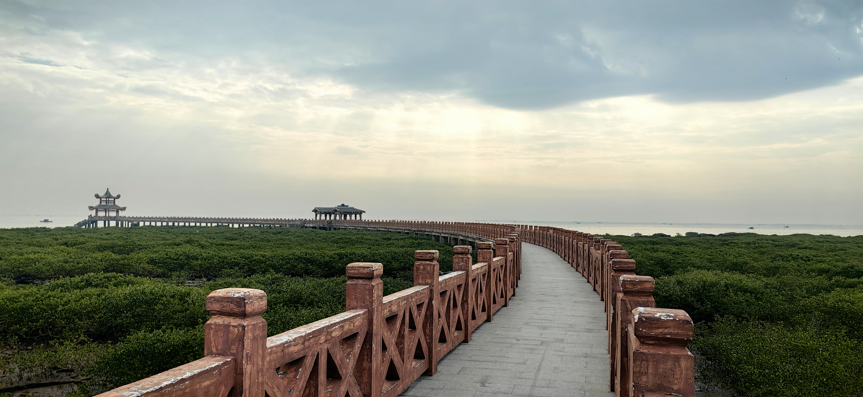 我的旅行日记# 簕山古渔村地处防城港市企沙镇,为一处拥有浅海沙滩的