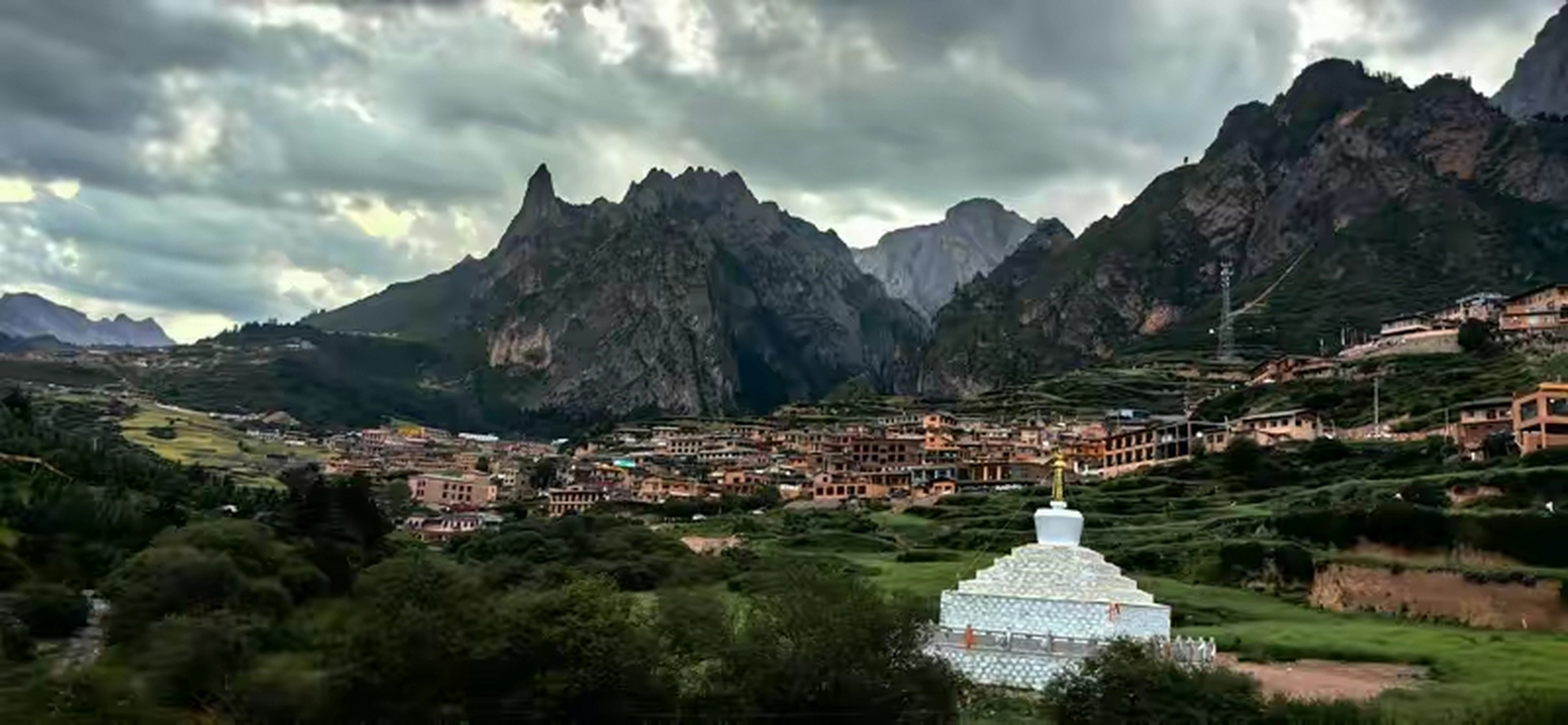 旅行# 甘肃省甘南藏族自治州迭部县有一座古城,名叫扎尕那,藏语意为"