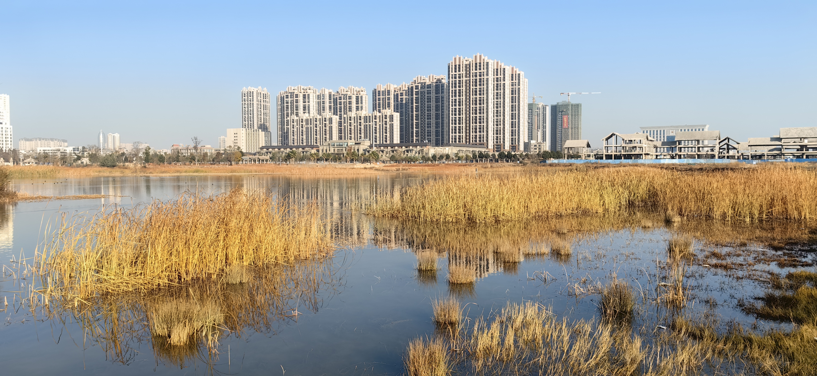 曲靖市曾经列入规划的麒麟湖公园成了半拉子工程,也不知是啥原因.