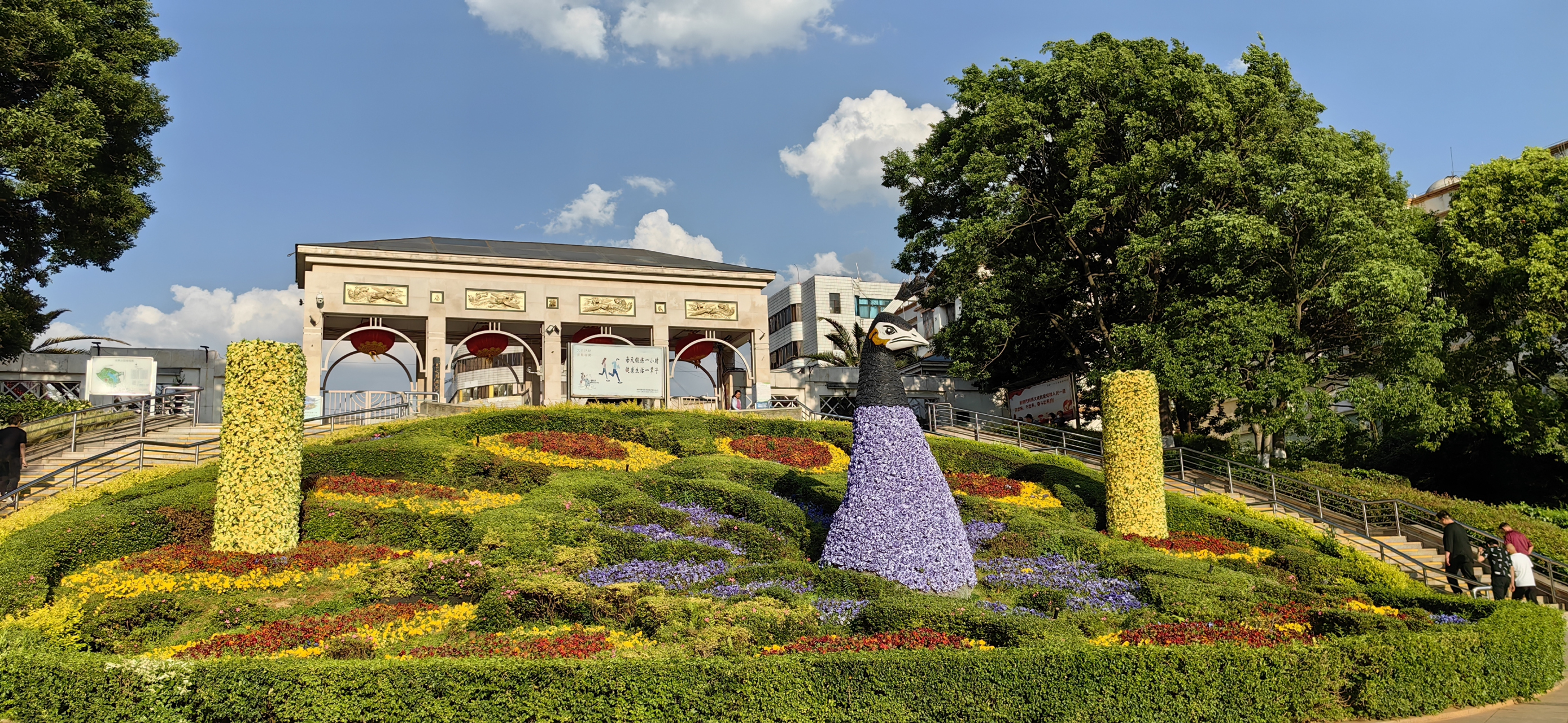 烈日下的龙潭公园很秀美,园丁的辛勤看不出半点草木的枯萎.