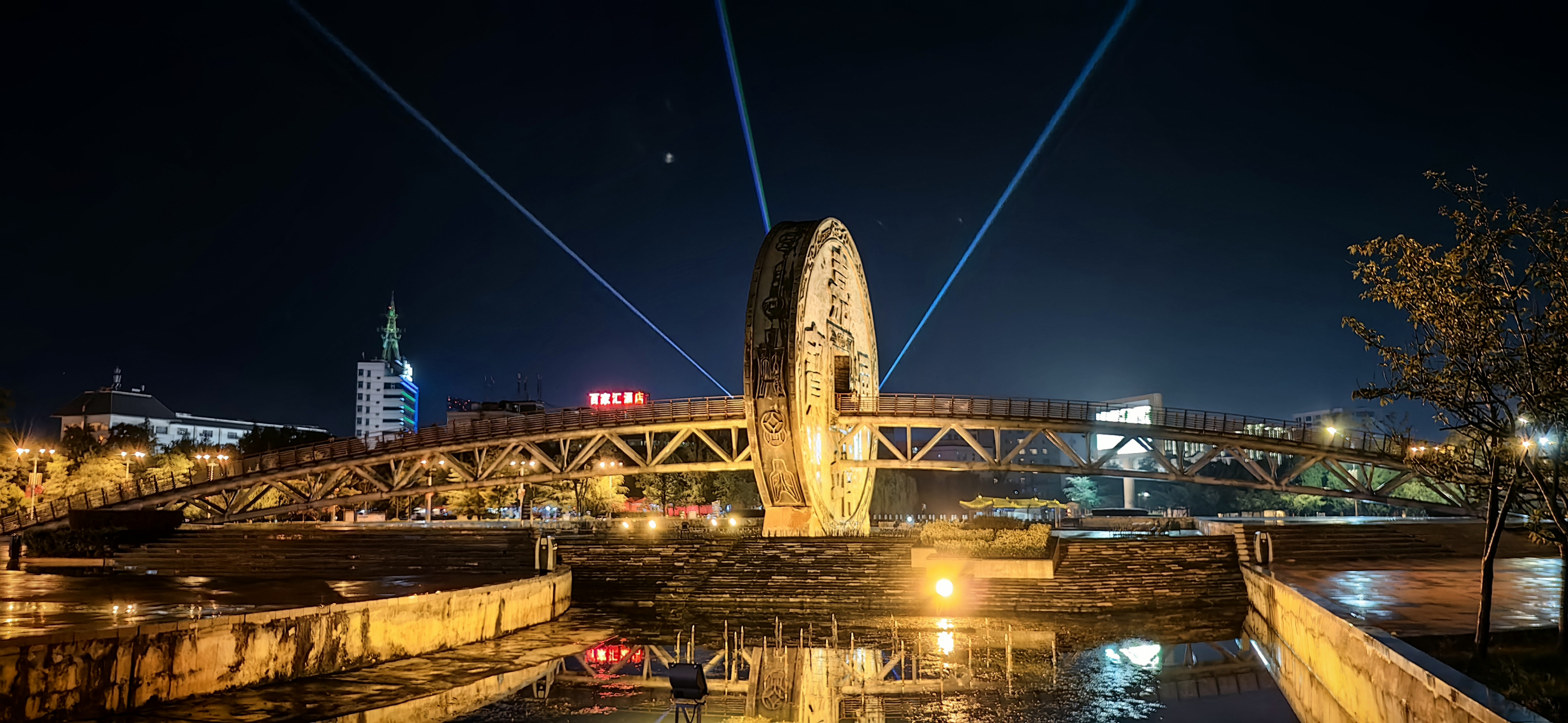 旅行摄影# 会泽铜钱广场,做生意打麻将的人到此勿忘钻钱眼.