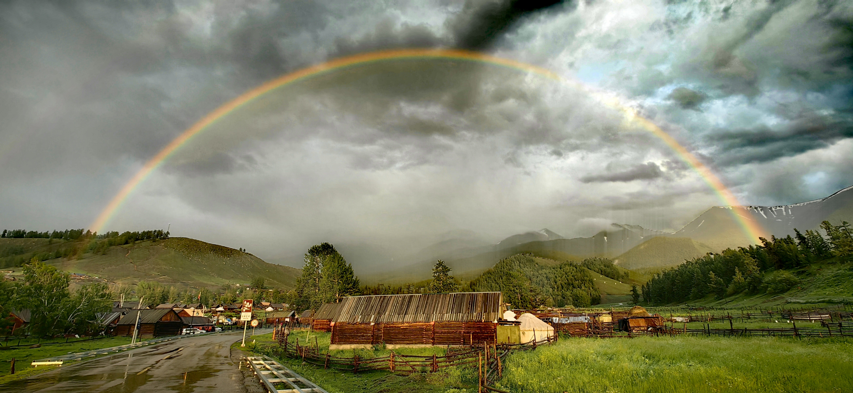 傍晚的白哈巴一场急风骤雨,竟催生了如此绚烂的晚霞.#风景摄影