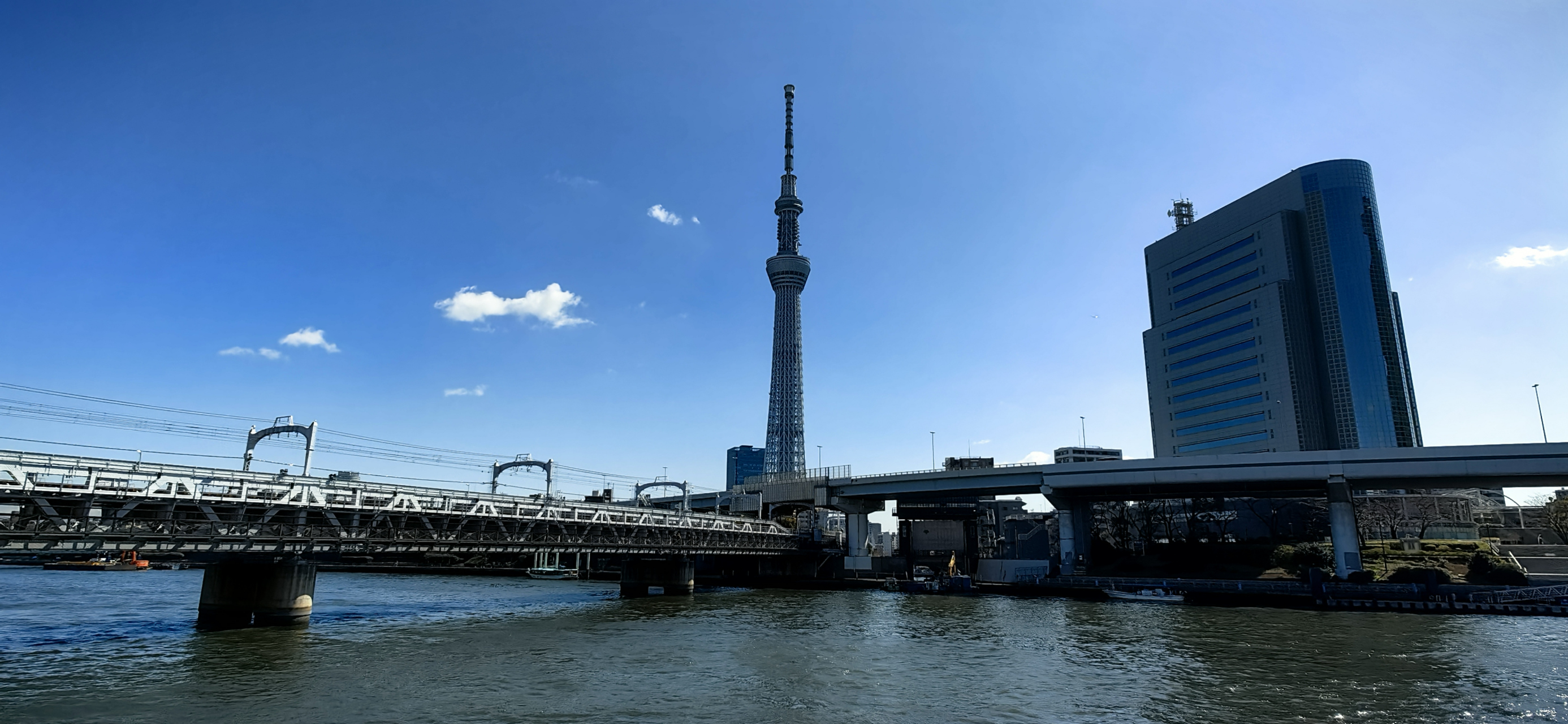 东京晴空塔又叫天空树,高634米,目前是世界第二高建筑,仅次于迪拜828