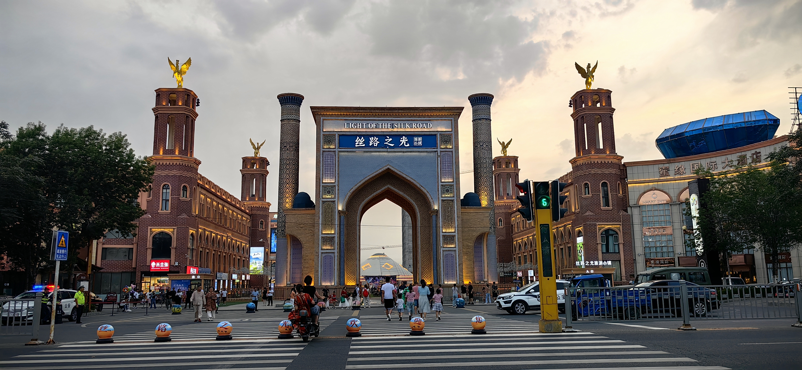 又叫中亚之门,位于伊宁边境经合区,其独特的建筑风格成为伊宁市旅游的