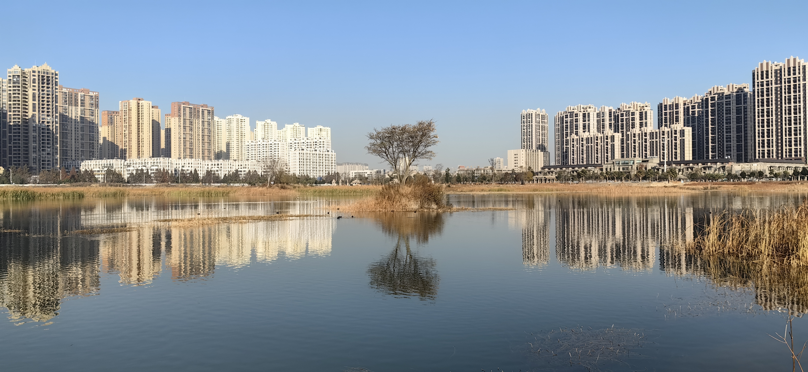 曲靖市曾经列入规划的麒麟湖公园成了半拉子工程,也不知是啥原因.