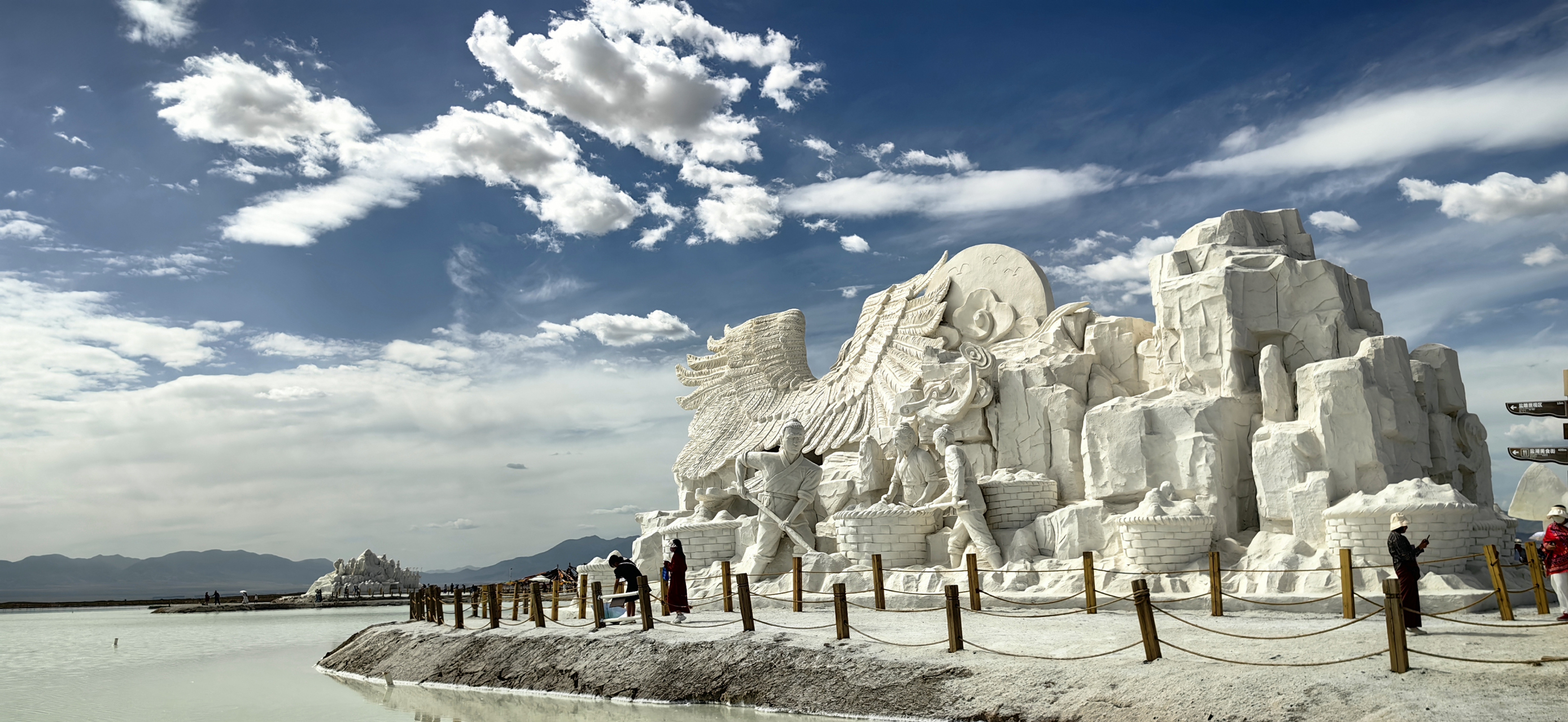 旅行# #我的旅行日记# 茶卡盐湖增添了盐雕,虽多了人气,感觉没原来