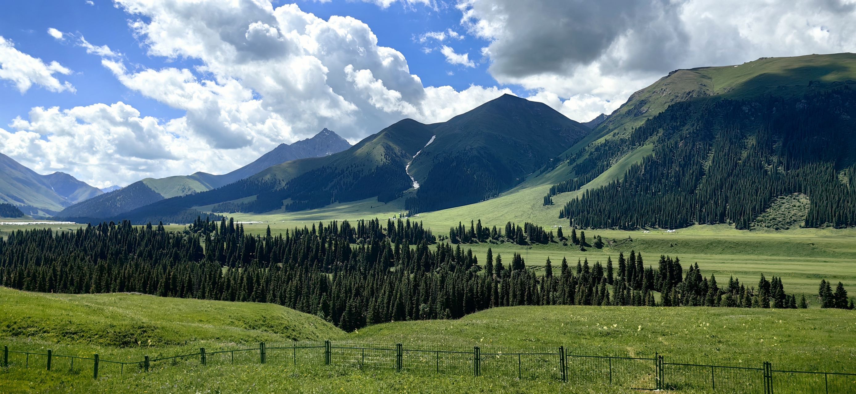 风景摄影# 唐布拉草原素有"百里画廊"之称,从唐布拉避暑山庄到乔尔玛