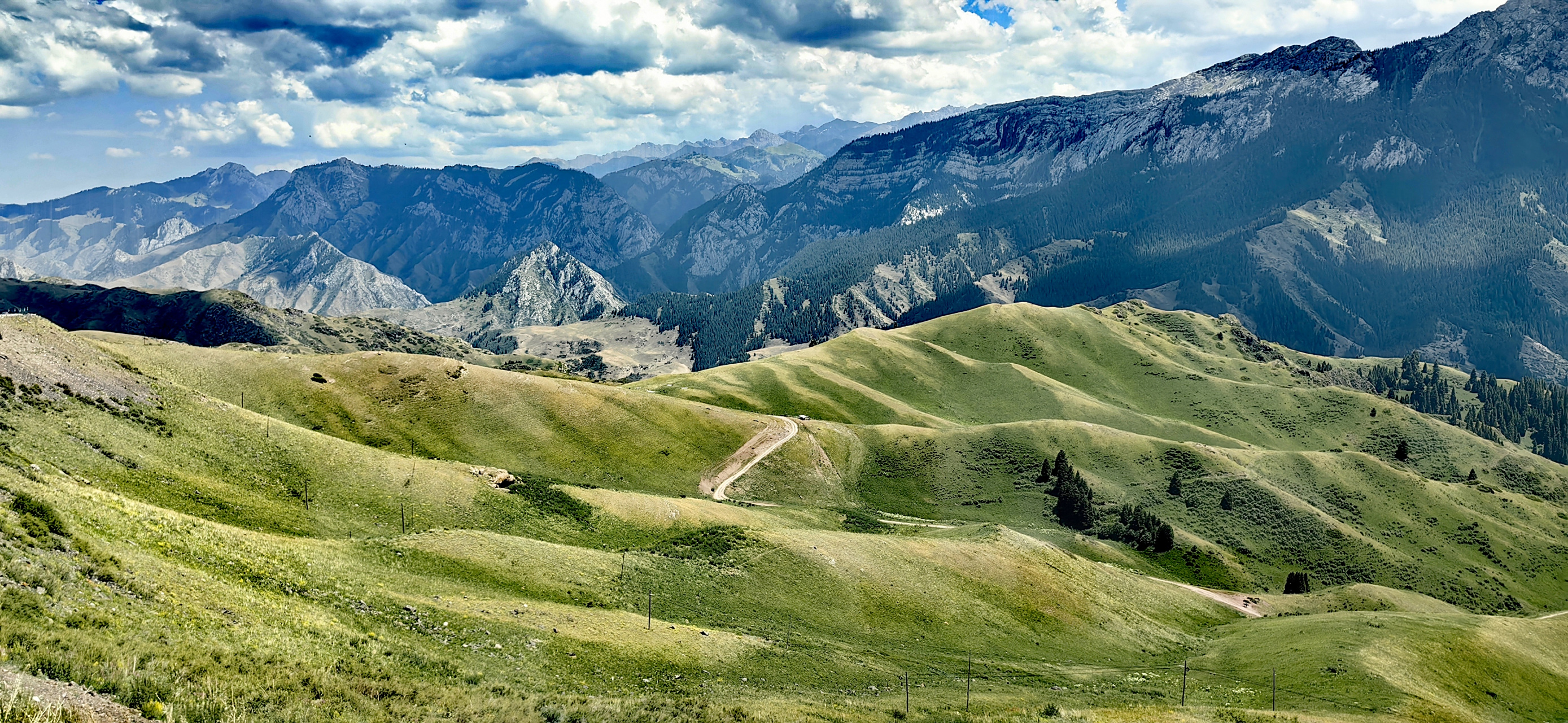 旅行摄影# 伊昭公路也是难得的百里画廊,不用进景区,能路拾许多美丽