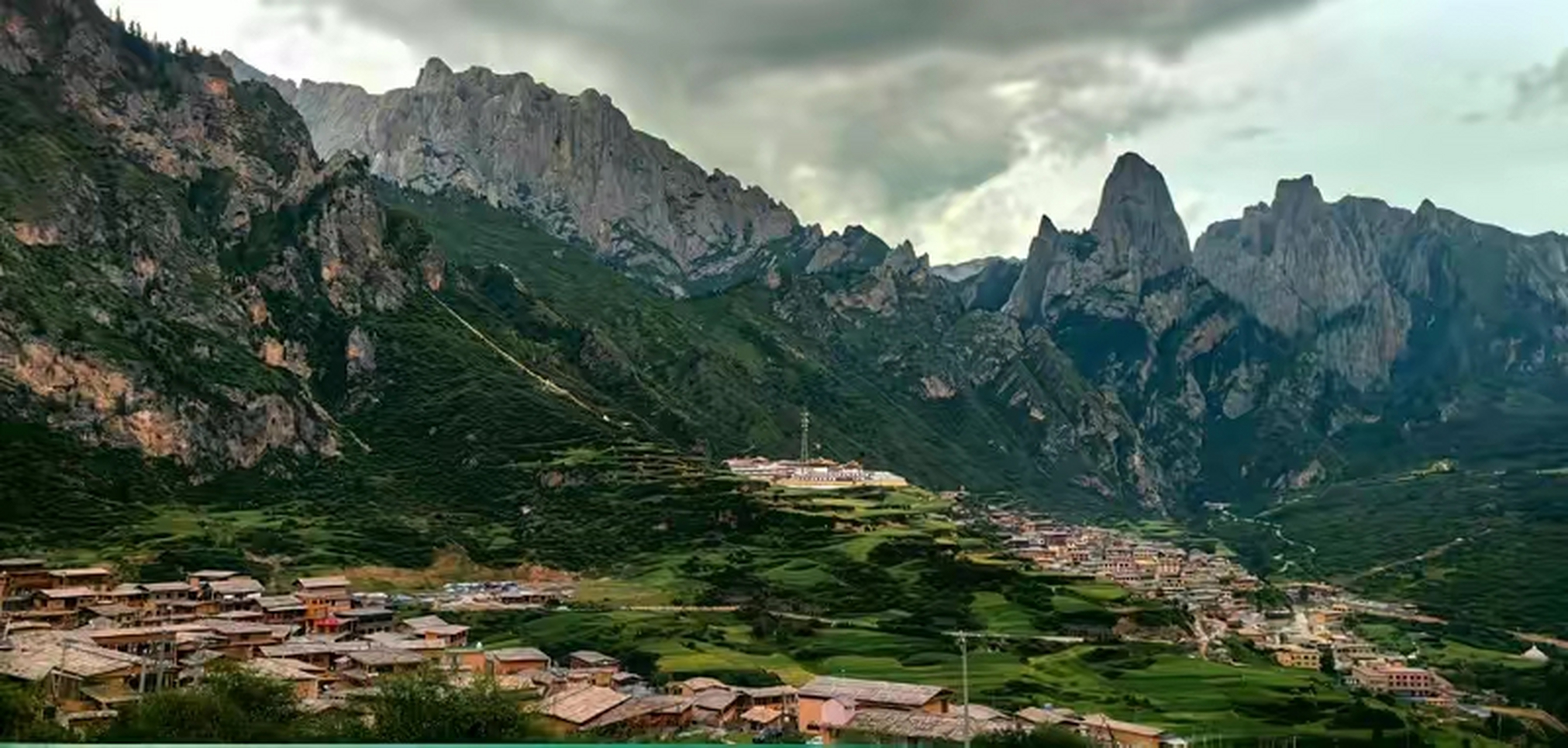 旅行# 甘肃省甘南藏族自治州迭部县有一座古城,名叫扎尕那,藏语意为"