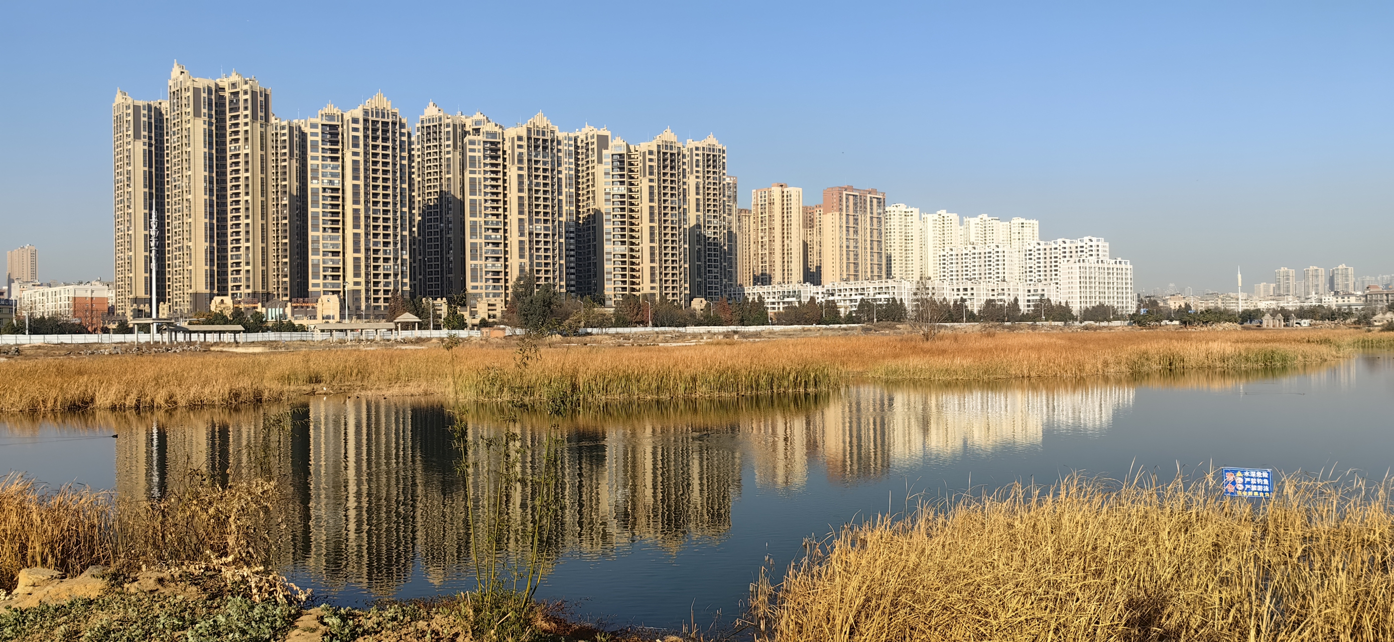 曲靖市曾经列入规划的麒麟湖公园成了半拉子工程,也不知是啥原因.