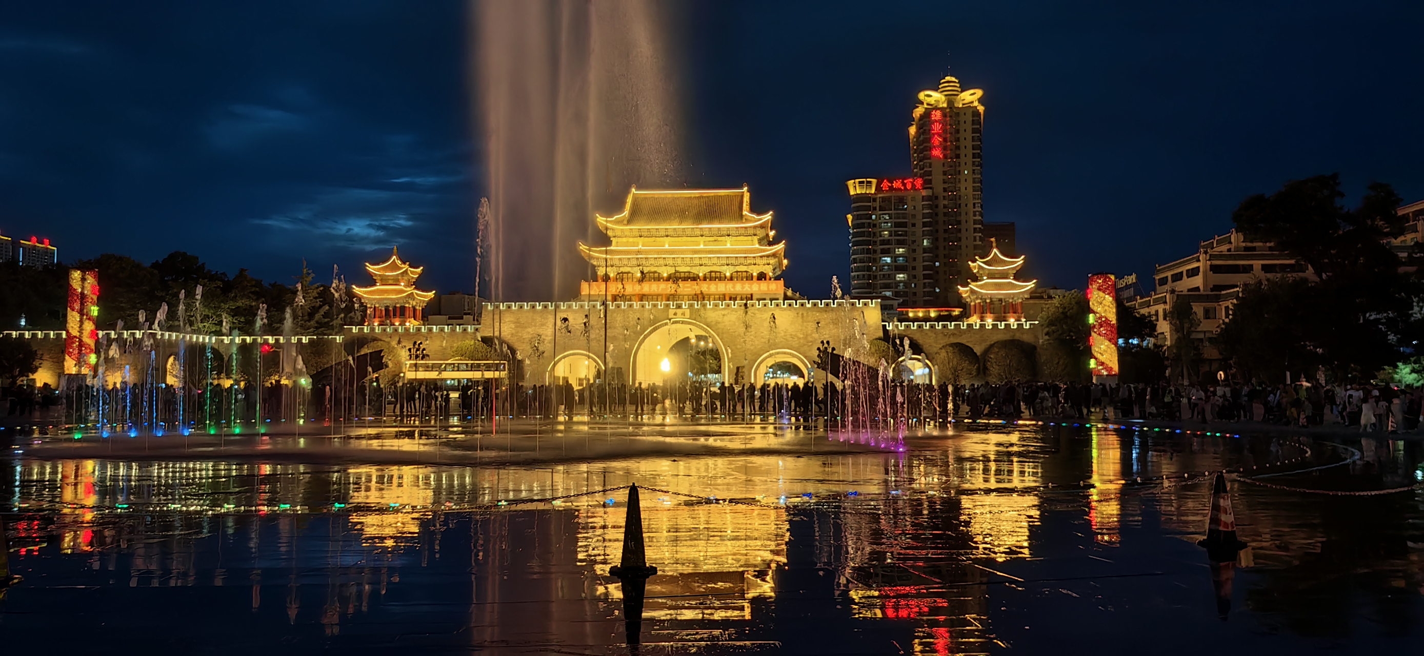 旅行摄影# 曲靖南城门广场夜色美