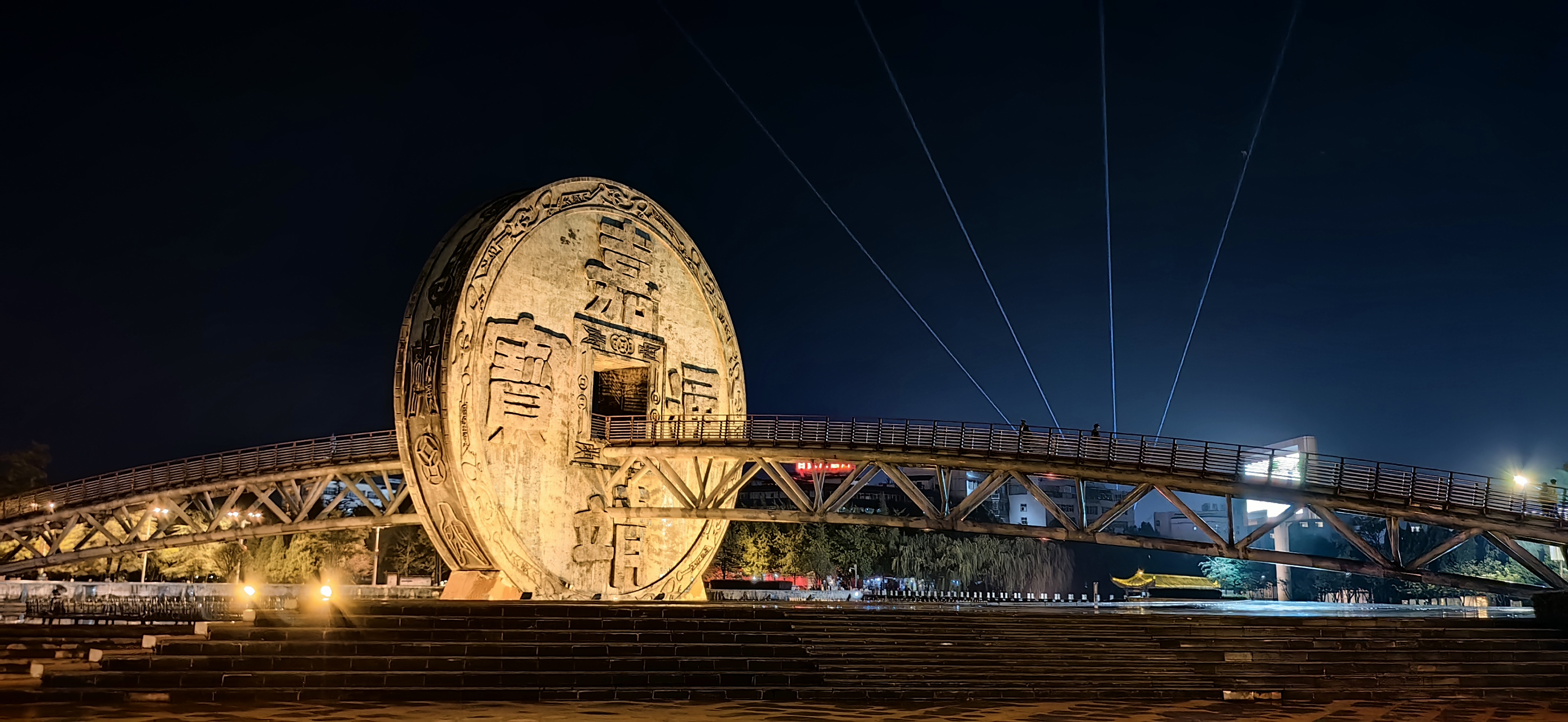 旅行摄影# 会泽铜钱广场,做生意打麻将的人到此勿忘钻钱眼.