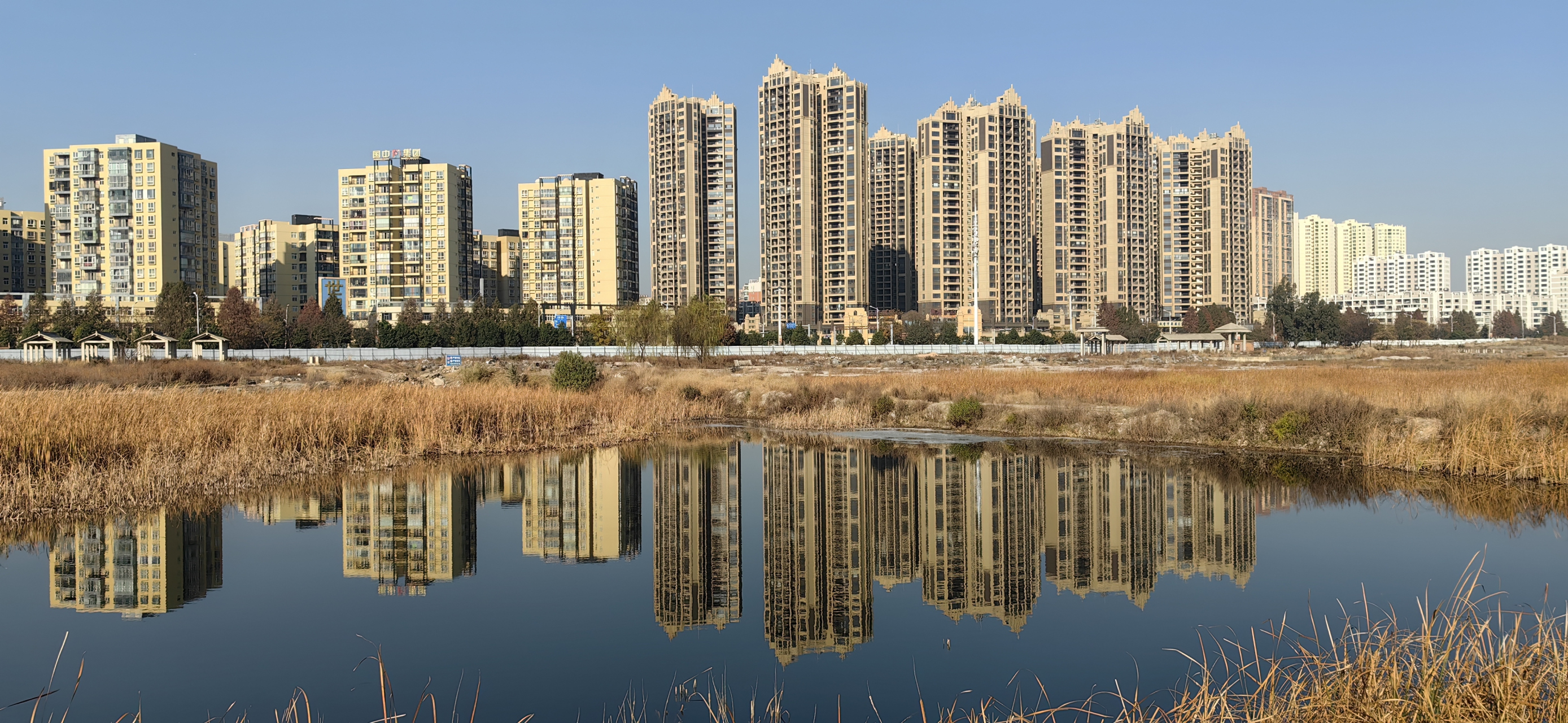 曲靖市曾经列入规划的麒麟湖公园成了半拉子工程,也不知是啥原因.