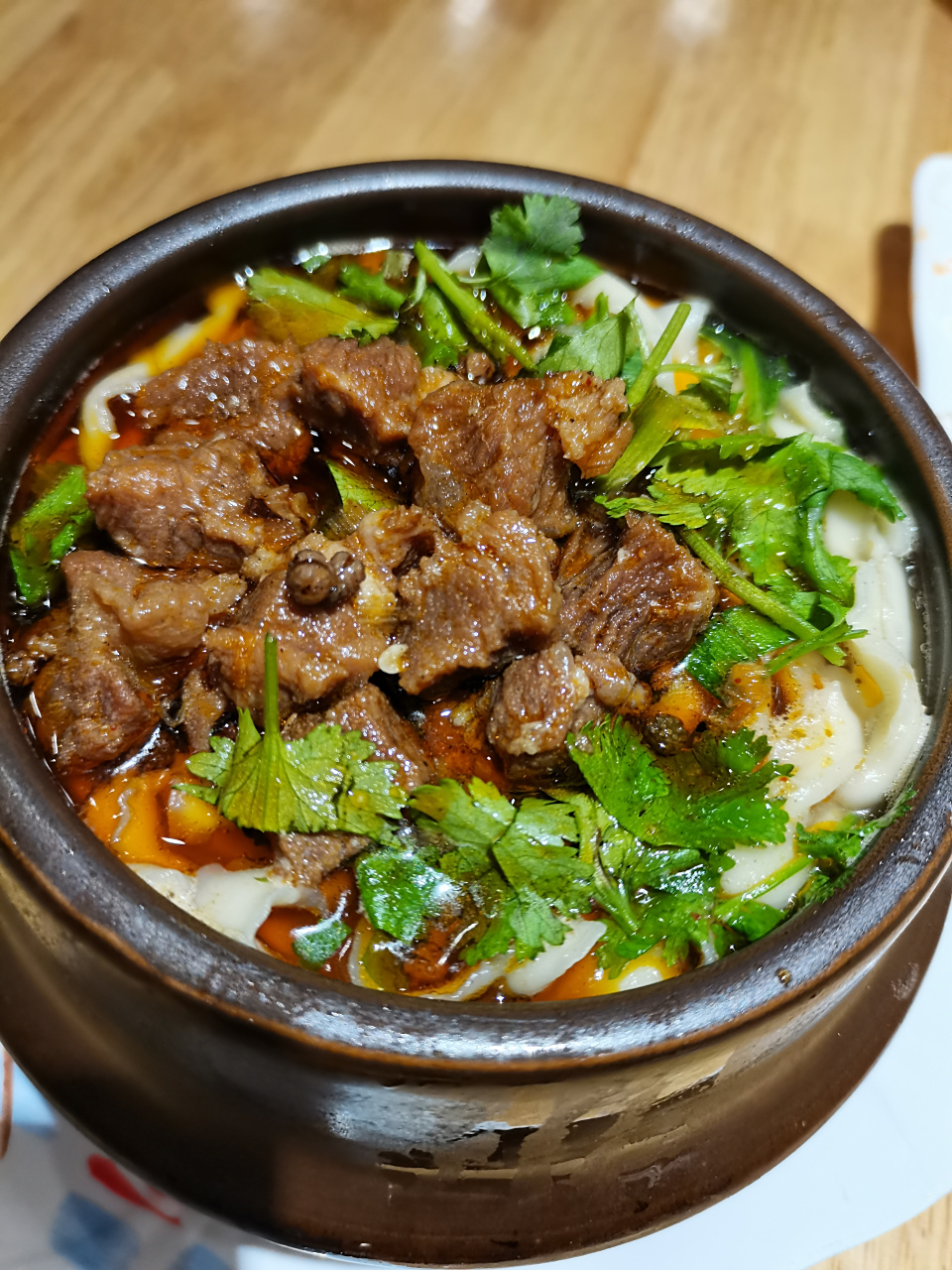 晚餐,花13块钱吃了一碗吉庆瓦罐面,我能说这是郑州肉给的最多的瓦罐面