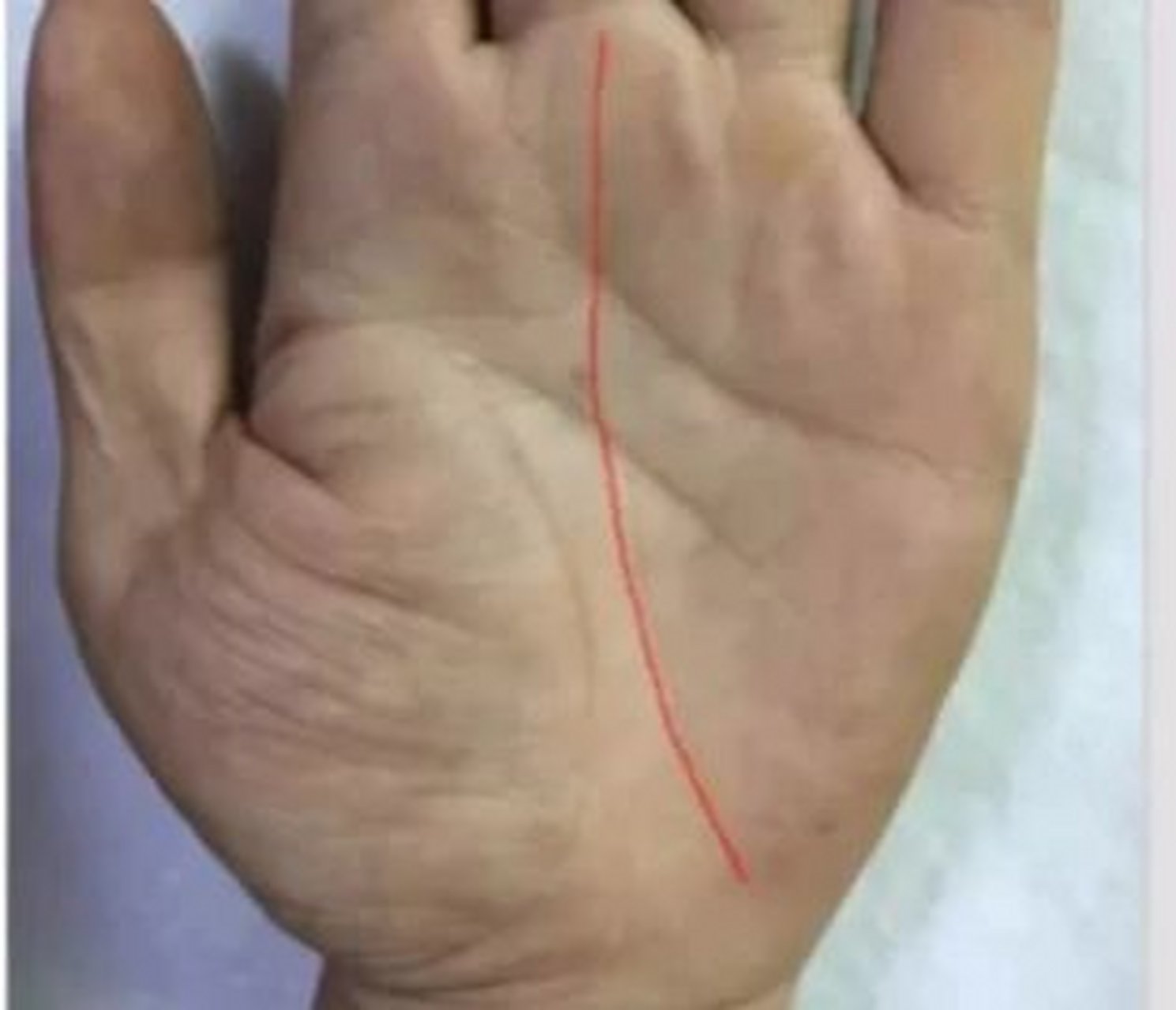 这个事业线过三关,一直到中指下面,事业线很长,代表这个人起运早,能力