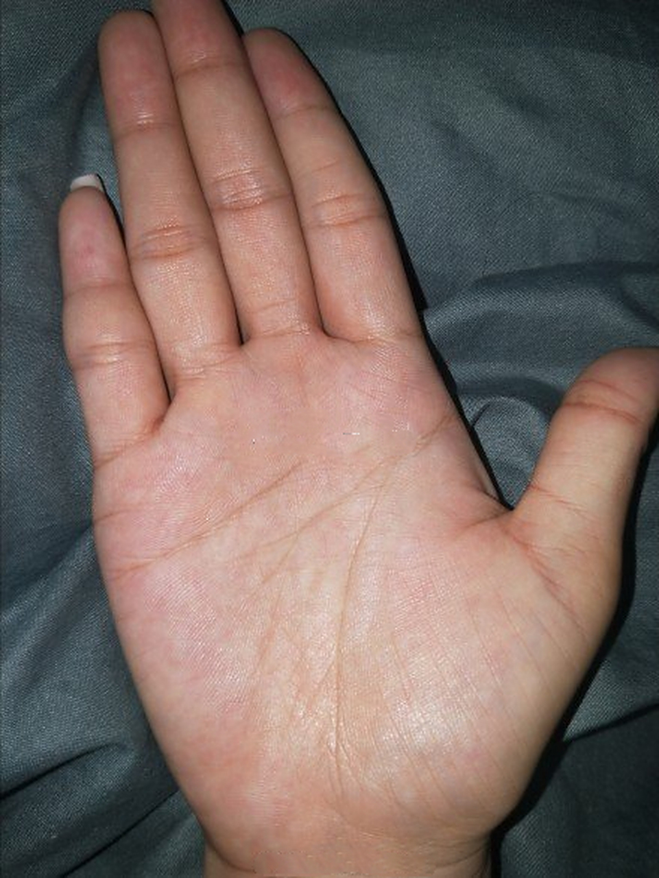 从手相上来看,天纹感情线前端如羽毛状的小分叉,一者说明为人热情