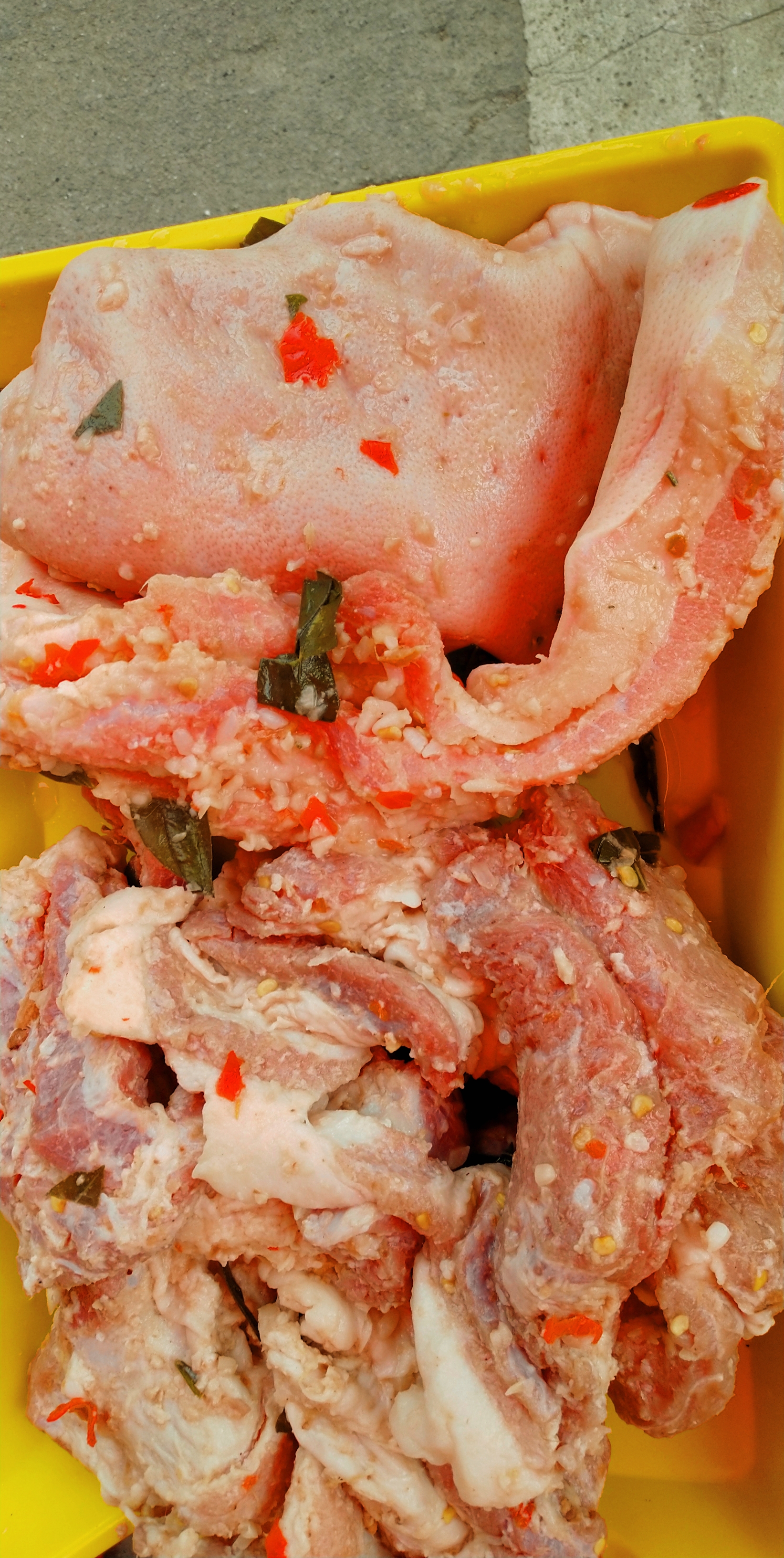 西双版纳丫丫手工爽爽腌猪肉采用山间农户生态放养小耳朵猪:猪脸,猪耳