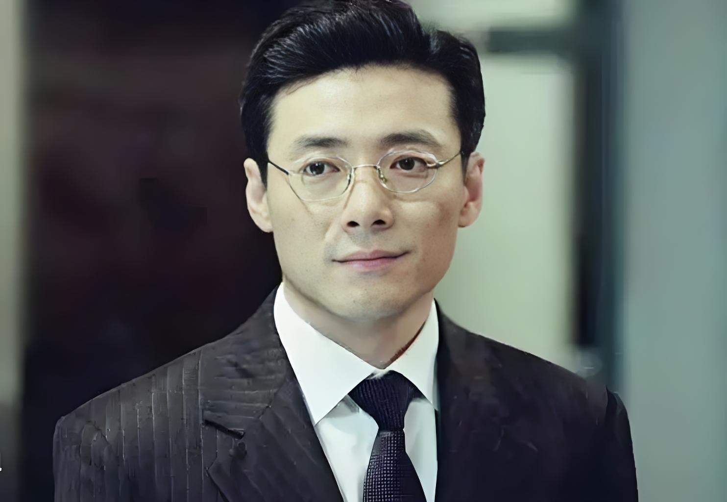 和平解放北平的政治背景下,剧情扑朔迷离,人物线索交织缠绕北平无战事