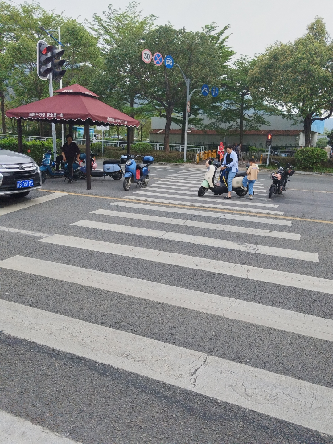 在深圳福永凤凰幼儿园门前路上电动车乱停乱放