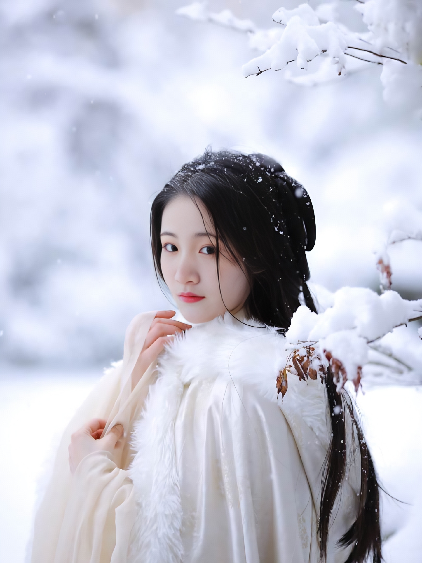 形容雪景里漂亮的美女图片