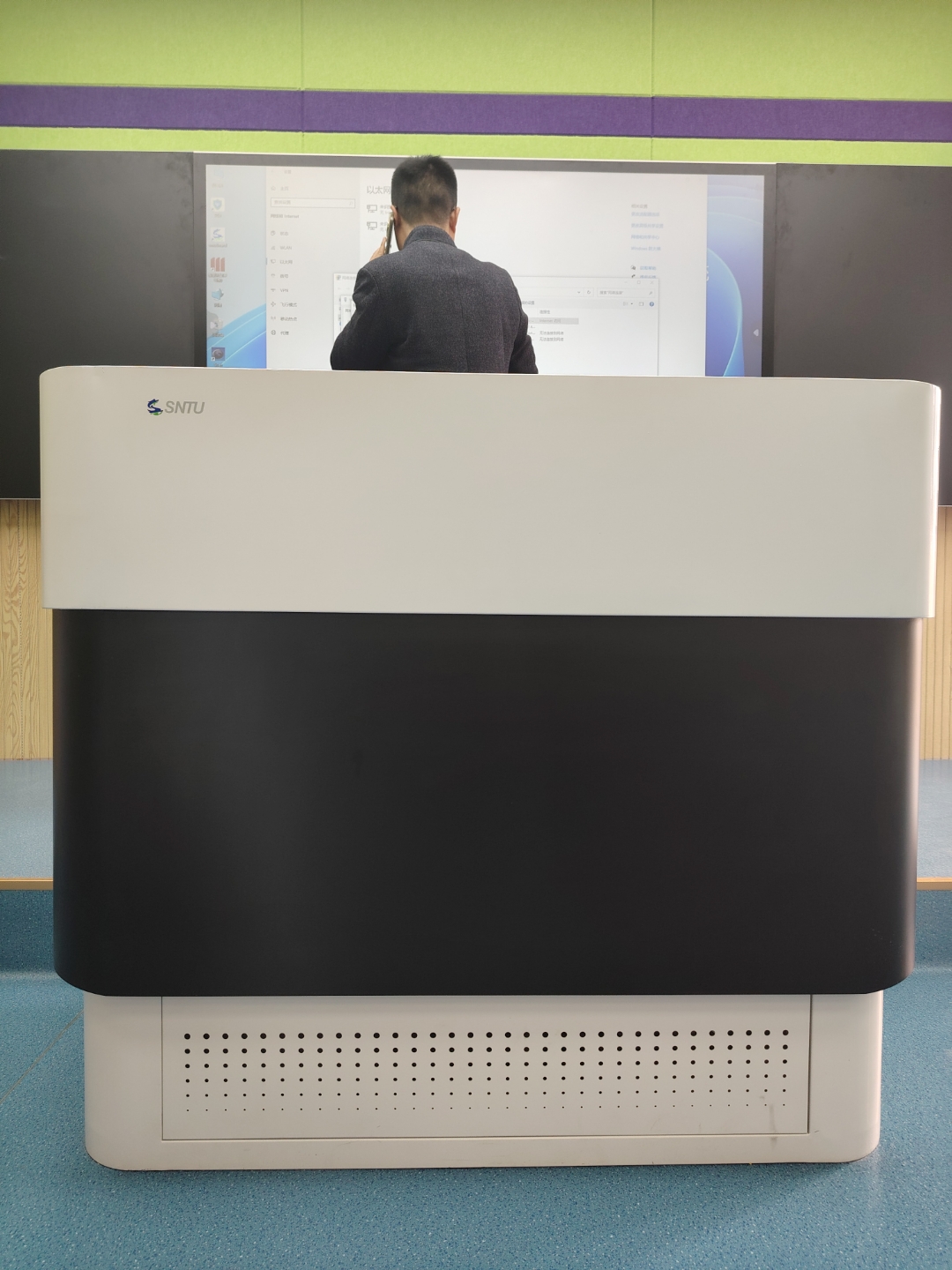 在深途智慧讲台旁,老师找回了那份站在三尺讲坛的从容自信,手中的粉笔