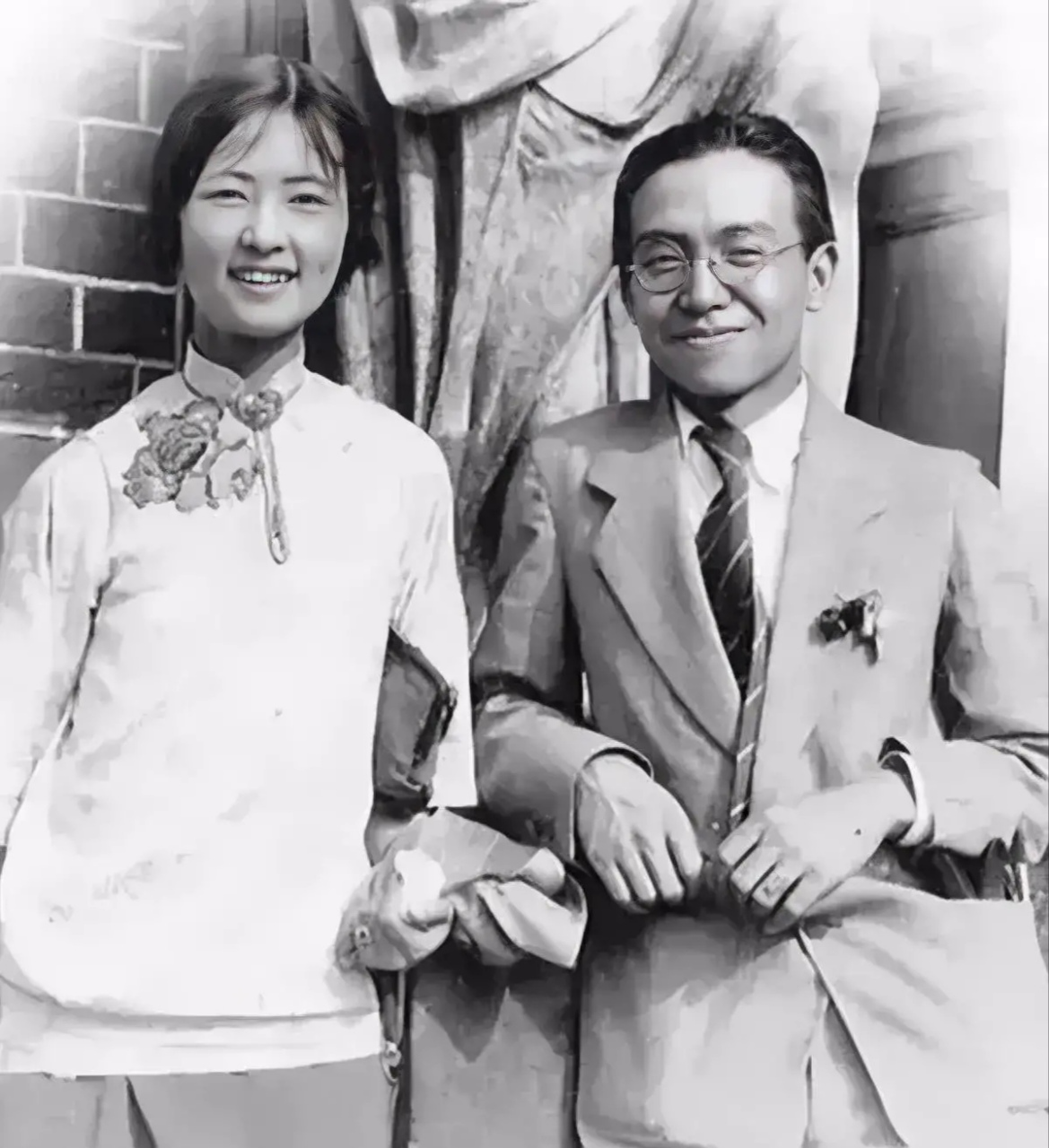 林徽因在与梁思成结婚之前,还与徐志摩有过一段超乎友情却似乎达不到