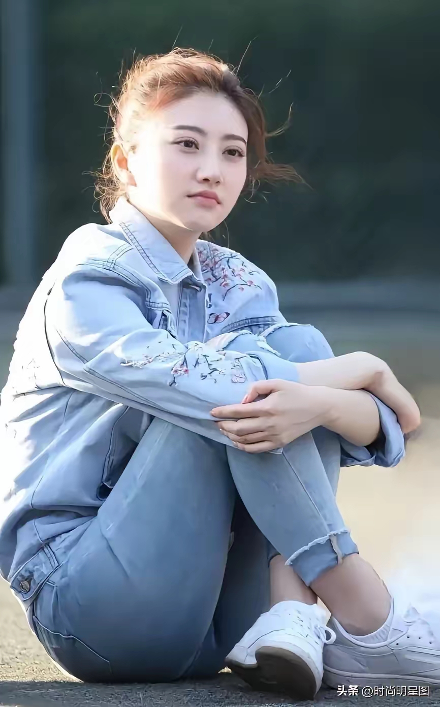 学季##景甜#  蓝色牛仔外套搭配同色系紧身牛仔裤,简约大方又不失时尚