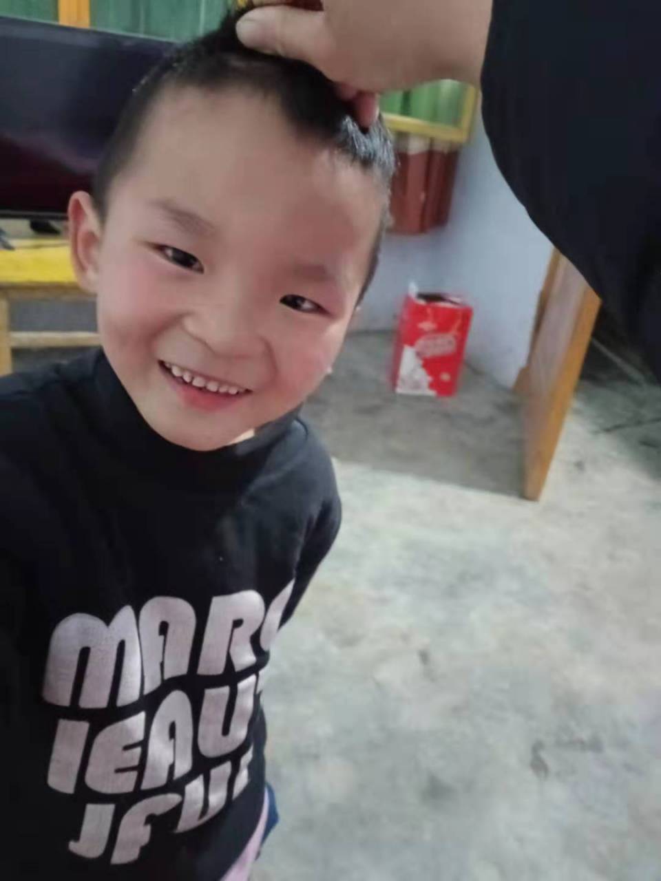 梁国庆你要好好学习,别像爸爸一样不好好学习,现在天天掏力干活,也挣