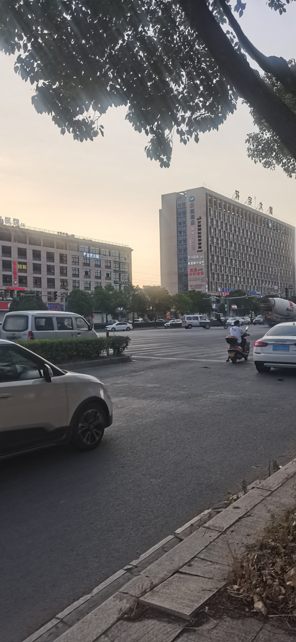 夕阳西下的玉环市楚门街景.