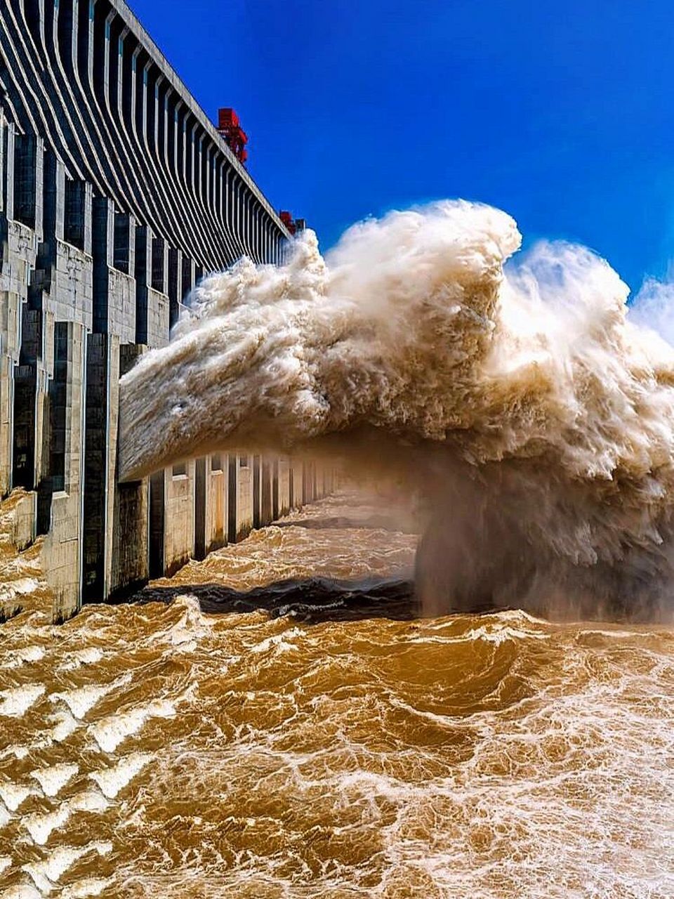 长江颂 大河出深山, 滴滴波浪宽, 滚滚奔万里, 源头送晚霞, 入海迎