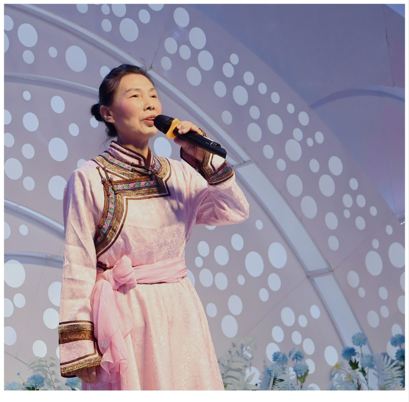 98通辽市新阳光艺术团,聂秀君团长,绿色璀璨,她站在舞台中央,身着