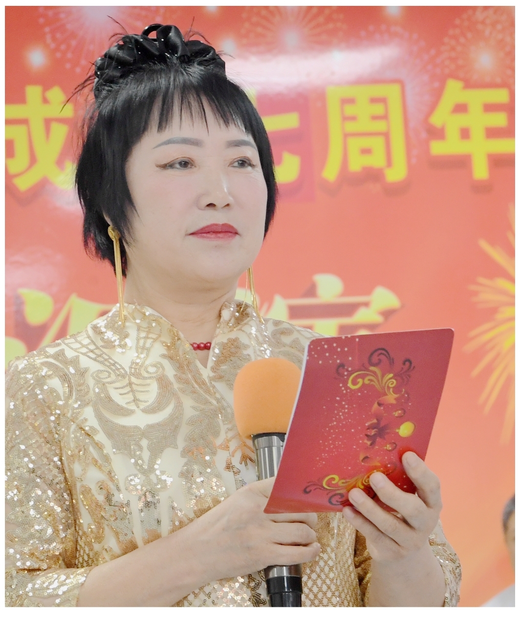 金色的阳光洒在她的衣裳,那金光,宛如