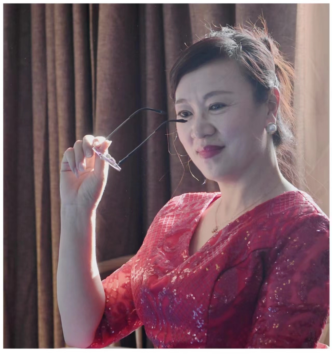 这款连衣裙真是闪亮登场,亮片装饰宛如星河璀璨,让人一秒沉醉在星光