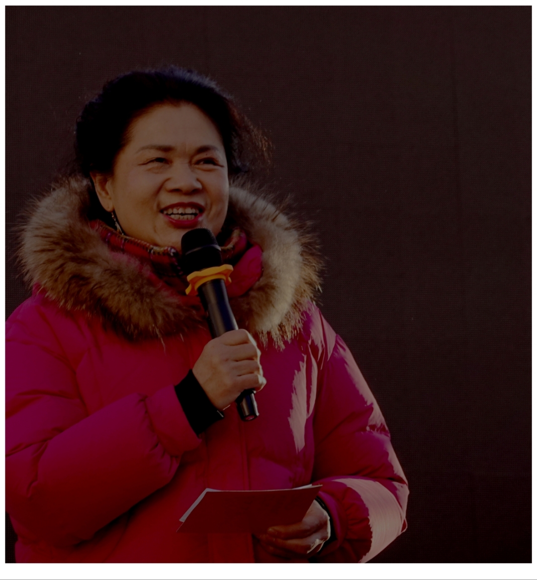 两位红衣丽人,宛若赤羽仙子,翩然而立