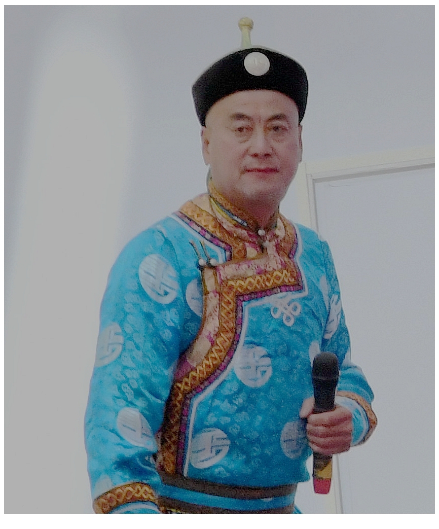 她穿着淡蓝色的服装,跳起舞来活力四射,红色靴子也很有特色