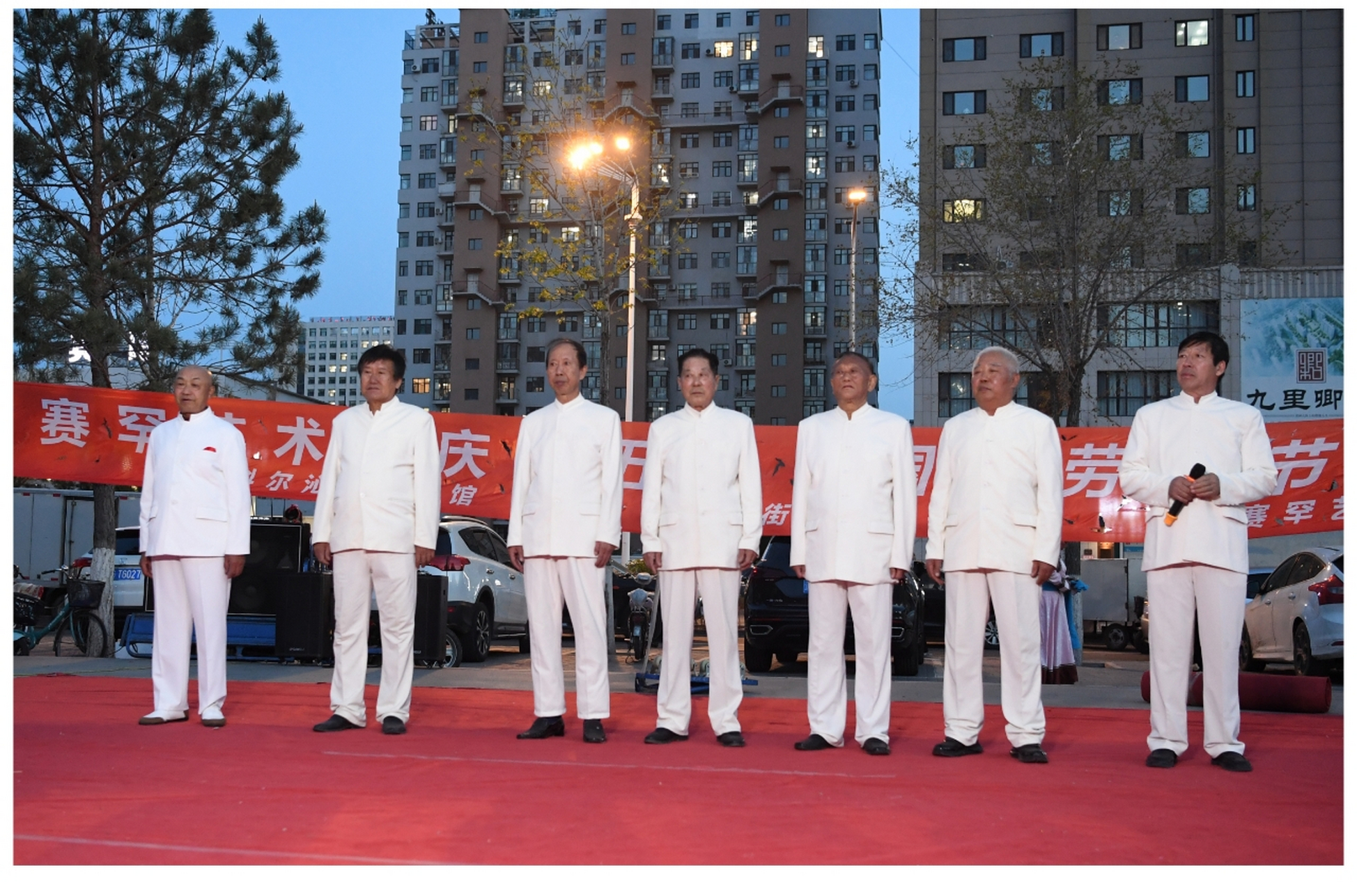 9492粉色浪漫邂逅现代都市,通辽市赛罕艺术团陈素华团长,穿搭太吸