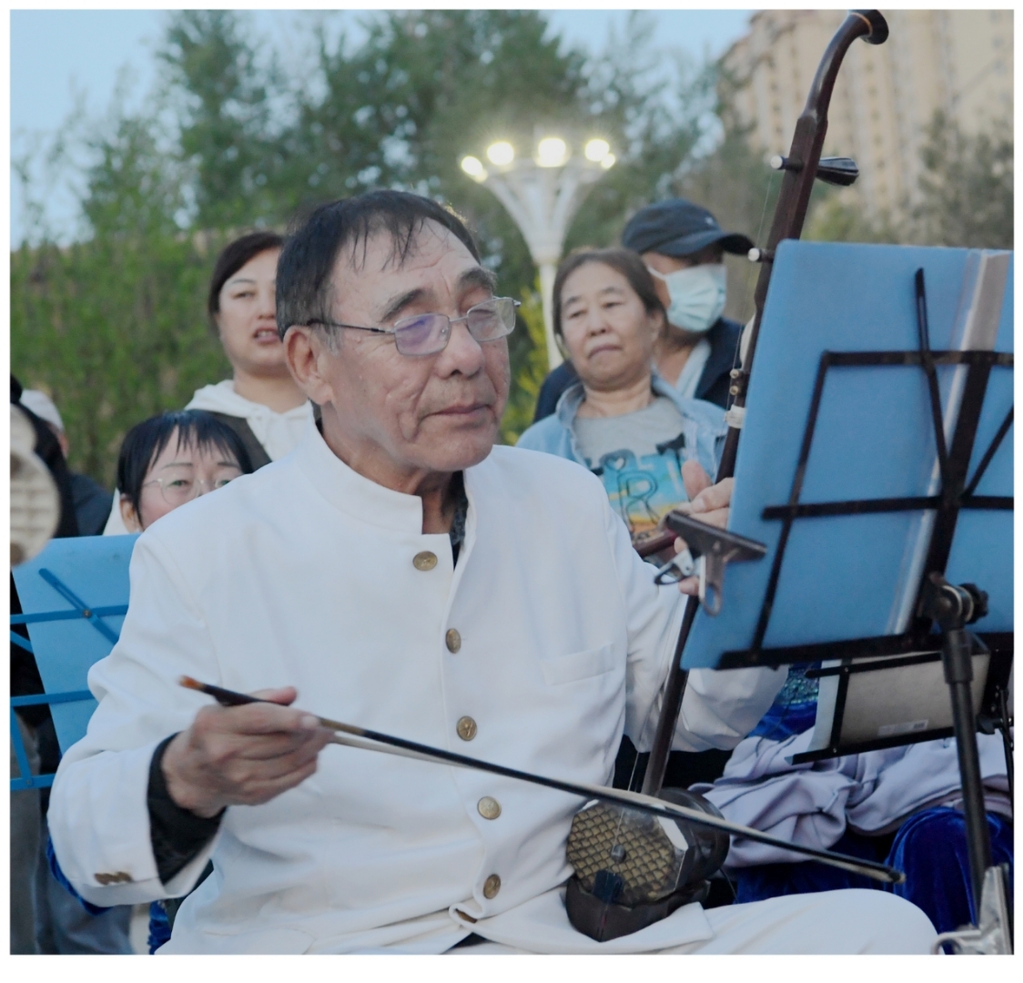 看这位美女,身着粉色传统服饰,头戴彩色头饰,优雅而神秘